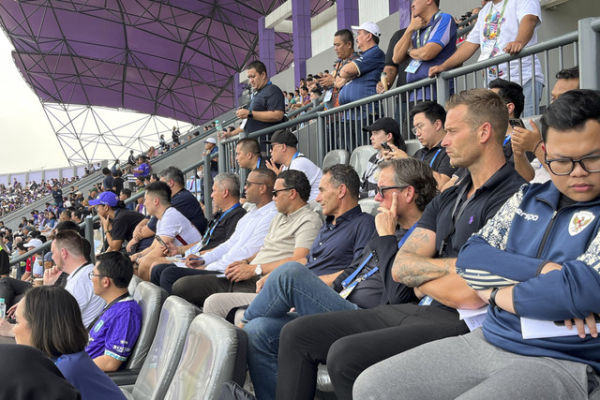 Pelatih Timnas Indonesia Patrick Kluivert bersama ofisial tim menonton pertandingan Liga 1 saat pertandingan Persita vs Persik di Indomilk Arena, Tangerang, Banten, Jumat (7/2/2025). Foto: Azrumi El Ghazali/kumparan