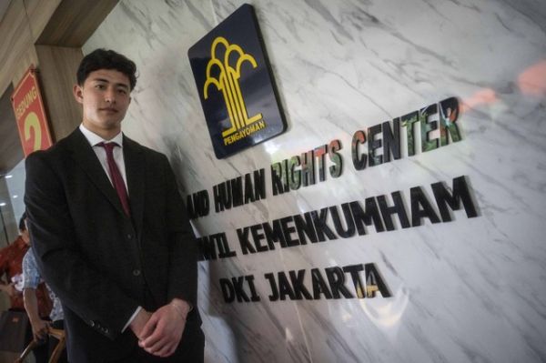 Pesepak bola Cyrus Margono berpose usai pembacaan sumpah menjadi Warga Negara Indonesia (WNI) di Kantor Kanwil Kemenkumham DKI Jakarta, Cawang, Jakarta, Kamis (21/3). Foto: ANTARA FOTO/Aprillio Akbar