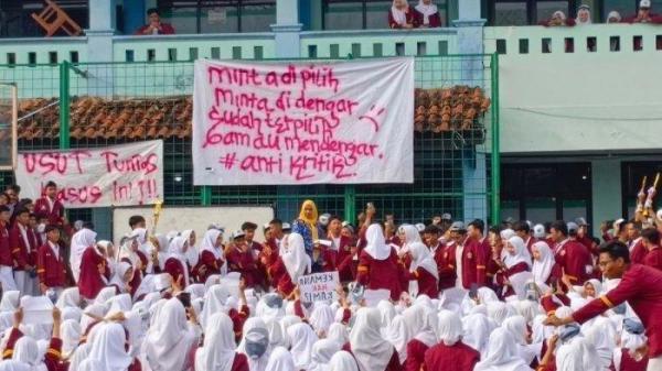 - Sebanyak 850 pelajar MAN 2 Kota Bekasi menggelar aksi protes,