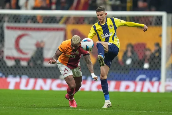 Photo shows Mario Lemina (L) of Galatasaray in action against Sebastian Szymasski (R).