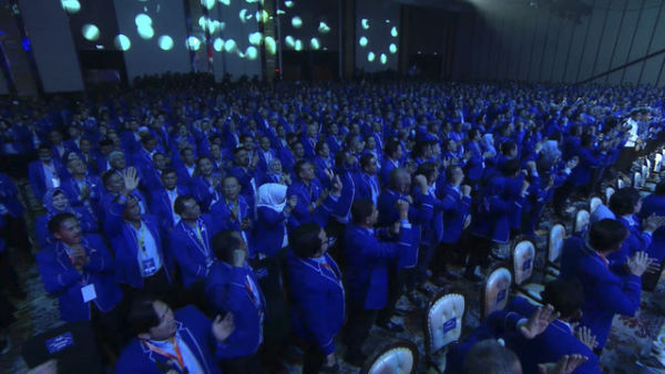 Anggota Partai Demokrat memberikan standing applause kepada Presiden RI ke-6 Susilo Bambang Yudhoyono dalam acara Kongres VI Partai Demokrat 2025 di Ballroom The Ritz-Carlton Jakarta Pacific Place, Senin (24/2/2025). Foto: YouTube/ Partai Demokrat 