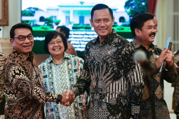 Menteri ATR/Kepala BPN Agus Harimurti Yudhoyono (kedua kanan) berjabat tangan dengan Kepala Staf Kepresidenan Moeldoko (kiri) pada 2024, setelah Demokrat gagal direbut kelompok Moeldoko. Foto: Sigid Kurniawan/Antara Foto