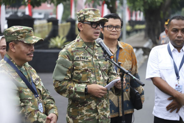 Wamen Dalam Negeri Bima Arya menyampaikan keterangan pers saat retret kepala daerah di Akademi Militer, Magelang, Jawa Tengah, Jumat (21/2/2025). Foto: Dok. Kemendagri