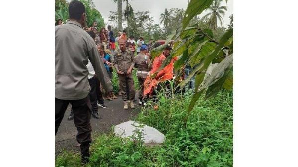 MAYAT DALAM KARUNG - Karung diduga berisi mayat ditemukan di Sungai Tarab, Tanah Datar, Sumatera Barat Rabu (19/2/2025). Polisi berhasil menangkap terduga pelaku yang terlibat kasus mayat dalam karung yang ditemukan di pinggir jalan daerah Tabek Bunta. Dalam kasus yang ditangani Polres Tanah Datar ini, diamankan 2 orang dan seorang di antaranya ditangkap di luar kota, Senin (24/2/2025) 