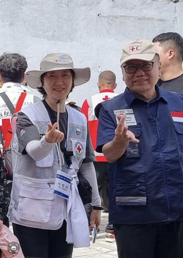 Suh Jeong Ah (Korean Red Cross) dan Sasongso (Kabid Relawan PMI Pusat) Photo: pribadi.