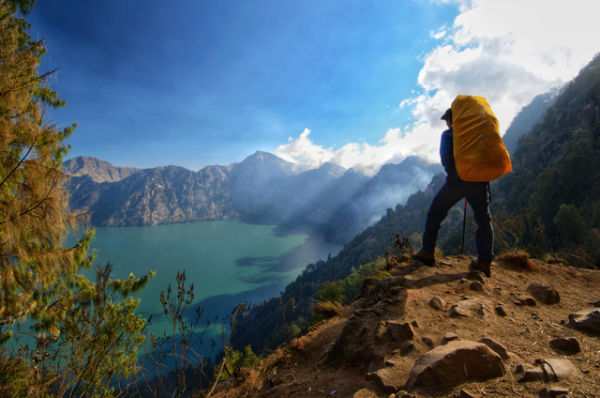 Ilustrasi pendakian Gunung Rinjani, Lombok. Foto: Shutter Stock