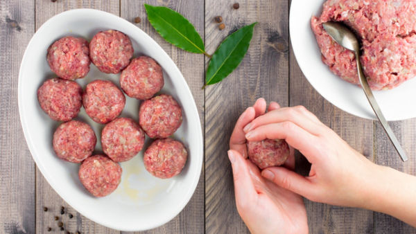 Ilustrasi membuat bakso. Foto: Shutter Stock