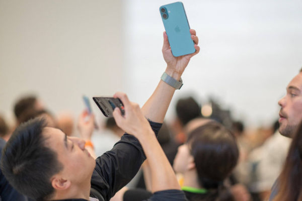 Pengunjung melihat iPhone 16 Pro yang dipamerkan setelah acara "It's Glowtime" Apple di Cupertino, California, Senin (9/9/2024). Foto: Nic Coury / AFP