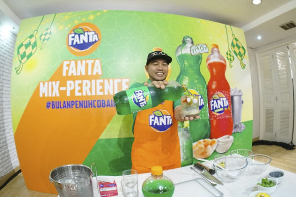 Food Content Creator dan eks peserta MasterChef Indonesia Season 6 Chef Fajar Alam membuat kreasi minuman untuk takjil menggunakan FANTA saat media Gathering Fanta Mix-Perience. Foto: Dok. FANTA