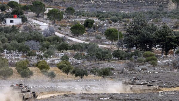 Gambar ini menunjukkan kendaraan militer Israel melaju di zona penyangga Suriah, dekat desa Druze Majdal Shams di Dataran Tinggi Golan yang dianeksasi Israel, pada 11 Desember 2024. - Setelah serangan kilat oleh pejuang pemberontak Islam menggulingkan presiden Bashar al-Assad , Israel, yang berbatasan dengan Suriah, mengirim pasukan ke zona penyangga di sebelah timur Dataran Tinggi Golan yang dianeksasi Israel, yang digambarkan oleh Menteri Luar Negeri Gideon Saar sebagai 