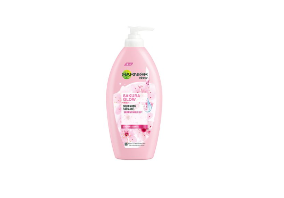 body serum yang cepat memutihkan kulit. Foto adalah Garnier Sakura Glow Body Serum Milk UV. Sumber: Garnier.co.id