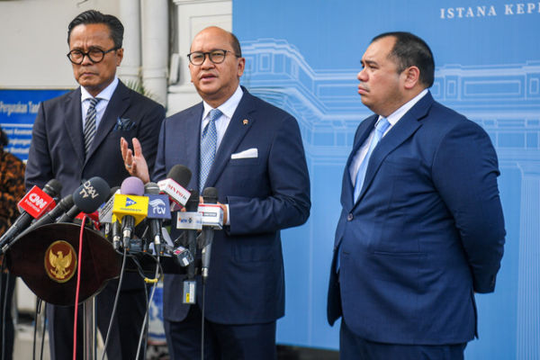 CEO Danantara Rosan Roeslani (tengah) CIO Pandu Patria Sjahrir dan COO Dony Oskaria usai menghadiri peresmian badan pengelola investasi Danantara di Istana Negara, Jakarta, Senin (24/2/2025). Foto: Muhammad Adimaja/ANTARA FOTO