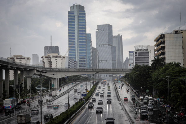 Suasana lalu lintas saat hujan deras mengguyur di kawasan Jalan Gatot Subroto, Jakarta, Senin (17/2/2025). Foto: Jamal Ramadhan/kumparan