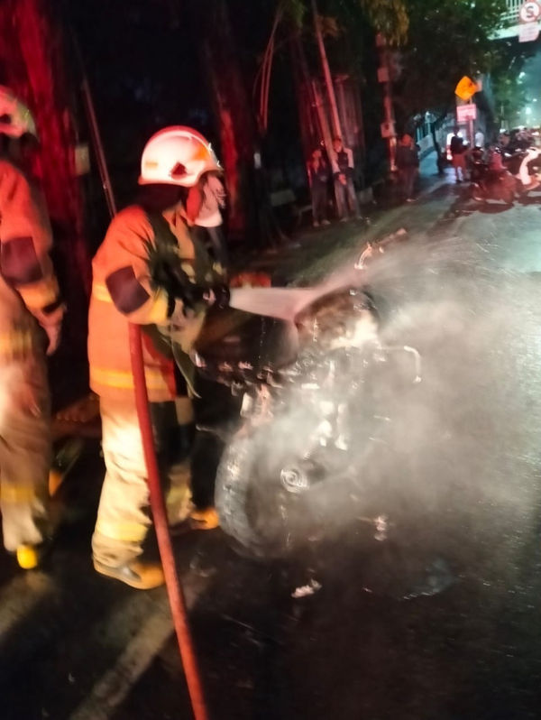 Proses pemadam terhadap sepeda motor yang terbakar di Jalan Rawamangun Muka Raya, Jakarta Timur, Selasa (25/2/2024). Foto: Dok. Istimewa