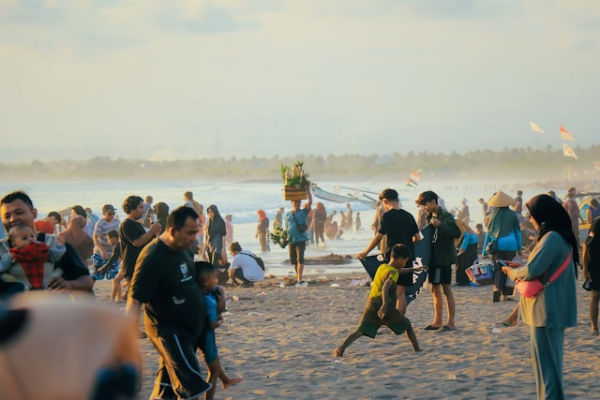 Pantai Pasir Putih Pangandaran. Foto adalah pantai di Pangandaran. Sumber: Unsplash/Abdul Ridwan