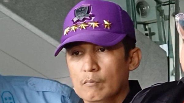 BANTAHAN FIRDAUS OIWOBO - Pengacara Firdaus Oiwobo saat mendampingi Razman Arif Nasution mengadu ke Komisi Yudisial, Kramat, Jakarta Pusat, Senin (10/2/2025). Sang pengacara bantah dipecat secara tidak hormat dari organisasi Kongres Advokat Indonesia (KAI).