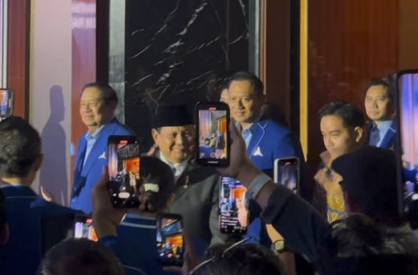 Presiden Prabowo Subianto, Wapres Gibran Rakabuming Raka, Ketum Demokrat Agus Harimurti Yudhoyono, Ketua Majelis Tinggi Partai Demokrat Susilo Bambang Yudhoyono tiba di penutupan kongres ke-6 Partai Demokrat di The Ritz Carlton, Selasa (25/2/2025). Foto: Abid Raihan/kumparan