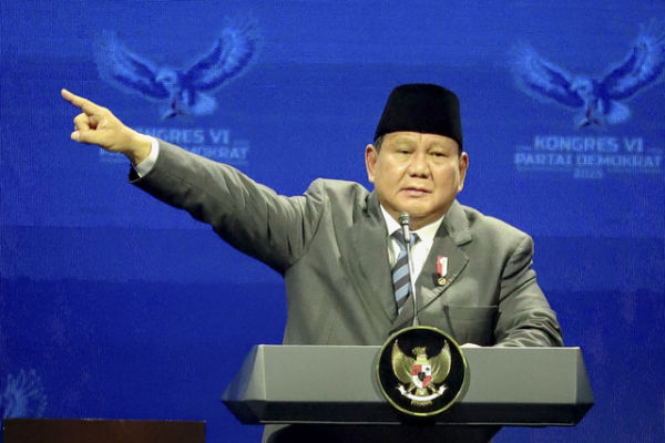 Presiden RI Prabowo Subianto memberikan sambutan pada penutupan Kongres VI Partai Demokrat 2025 di Ballroom The Ritz-Carlton Jakarta Pacific Place, Selasa (25/2/2025). Foto: Jamal Ramadhan/kumparan