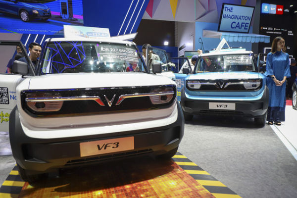 Sejumlah pengujung melihat mobil listrik VinFast yang di pamerkan dalam Indonesia International Motor Show (IIMS) 2025 di JI Expo Kemayoran, Jakarta, Sabtu (15/2/2025). Foto: Iqbal Firdaus/kumparan