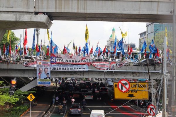 Sejumlah bendera partai politik (Parpol) terlihat terpasang di Jalan Layang MT Haryono, Cawang, Jakarta, Rabu (17/1). Foto: Iqbal Firdaus/kumparan