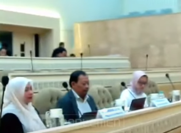 Moch Nurhasim, peneliti senior BRIN bidang politik (tengah) dalam RDPU dengan Komisi II DPR terkait pilkada, Rabu (26/2/2025). Foto: Youtube Komisi II DPR