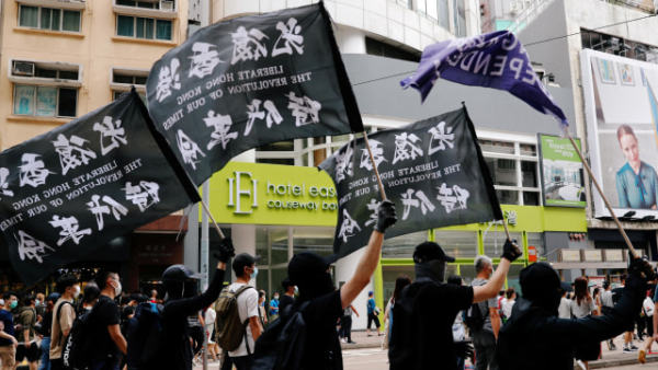 Demonstran membawa bendera kemerdekaan Hong Kong saat demo di Hong Kong. Foto: Tyrone Siu/REUTERS