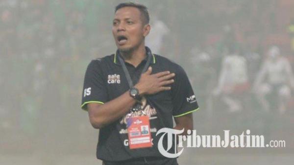 Pelatih Caretaker Persebaya Surabaya, Bejo Sugiantoro saat laga Persebaya vs Persija Jakarta, di Stadion Gelora Bung Tomo Surabaya, Jawa Timur, Sabtu (24/8/2019) sore.