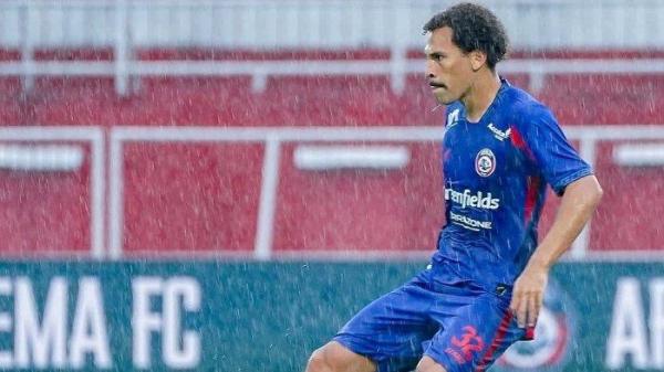 BENAHI KESALAHAN - Pablo Oliveira saat mengontrol bola di pertandingan Arema FC Vs PSIS Semarang di pekan 24 Liga 1 2024/2025 pada Senin (24/2/2025). Dalam pertandingan ini Singo Edan harus puas bermain imbang 2-2