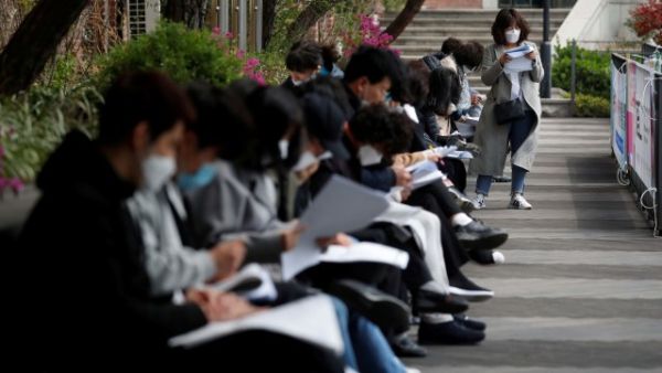 Suasana saat Pencari kerja menghadiri ujian yang dilakukan di luar ruangan di Seoul, Korea Selatan. Foto: REUTERS / Kim Hong-Ji