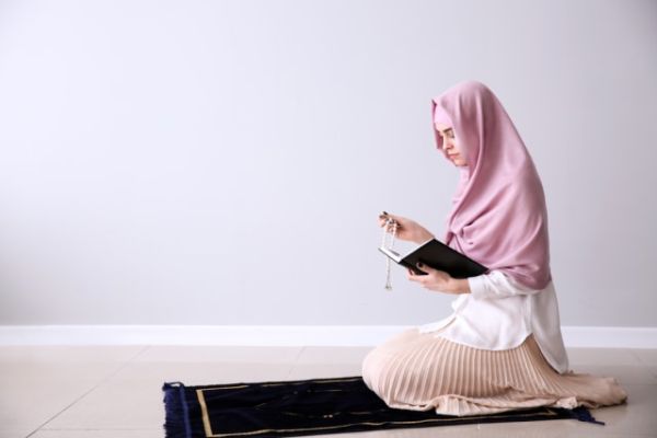 Ilustrasi ibadah saat Bulan Ramadhan. Foto: Shutterstock