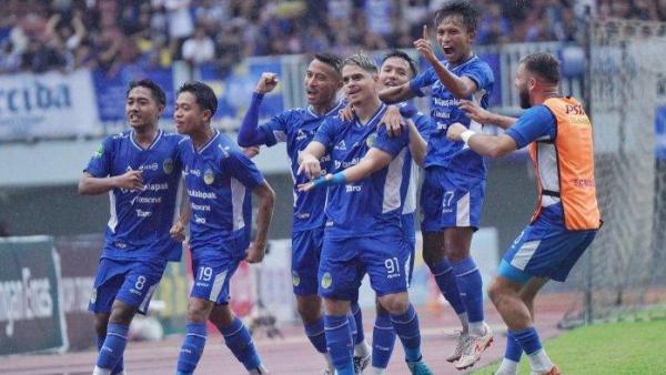 PSIM Yogyakarta - Pemain PSIM Yogyakarta, Rafael Rodrigues (Rafinha, tengah) selebrasi setelah mencetak gol pertama timnya melawan PSPS Riau dalam babak 8 besar Liga 2 di Stadion Mandala Krida, Yogyakarta, Senin (17/2/2025) sore.