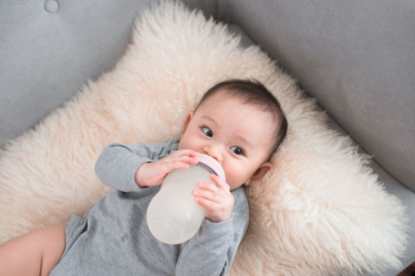 Bayi minum susu pakai botol susu. (Sumber: Freepik.com)