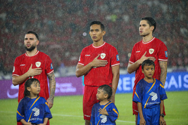 Calvin Verdonk, Rizky Ridho, dan Kevin Diks menyanyikan lagu kebangsaan sebelum laga melawan timnas Jepang di Stadion Gelora Bung Karno, Jakarta, Jumat (17/11). Foto: Aditia Noviansyah/kumparan