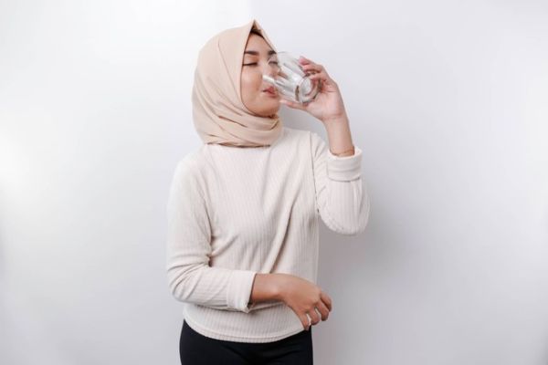 Ilustrasi minum air putih saat puasa. Foto: Reezky Pradata/Shutterstock