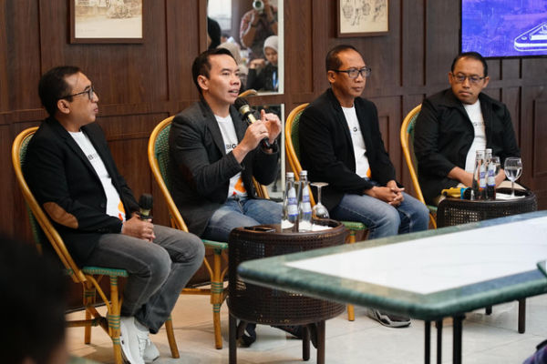 Direktur Digital Business Telkom Muhamad Fajrin Rasyid (kedua dari kiri) saat menjelaskan mengenai Artificial Intelligence (AI) di Jakarta, Rabu (26/2). Foto: Dok. Telkom