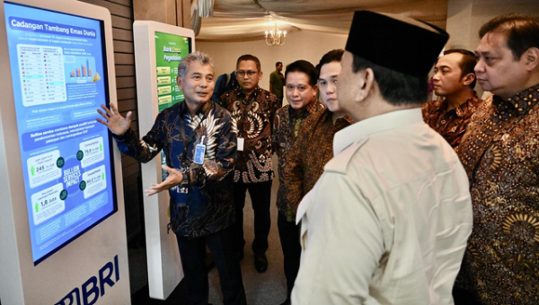 Direktur Utama BRI Sunarso (kiri) di depan Presiden Prabowo Subianto pada Peresmian Layanan Bank Emas Pegadaian & Bank Syariah indonesia di di The Gade Tower (Kantor Pusat Pegadaian), Jakarta, Rabu (26/2). Foto: Dok. BRI