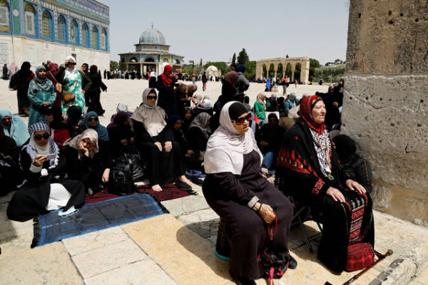 Umat Muslim Palestina menghadiri salat Jumat di bulan suci Ramadhan, di Masjid Al-Aqsa, di Kota Tua Yerusalem, Jumat (7/4/2023). Foto: Ammar Awad/REUTERS