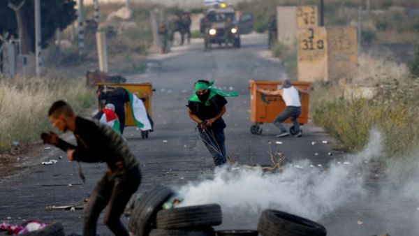 Bentrokan pecah antara warga Palestina dan pasukan Israel saat protes atas ketegangan di Masjid Al-Aqsa Yerusalem di dekat pemukiman Israel Beit El di Tepi Barat yang diduduki Israel, Minggu (29/5). Foto: Mohamad Torokman/Reuters