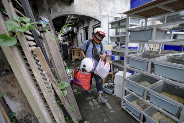 Barang milik warga yang akan dievakuasi sebelum penggusuran oleh pihak Rumah Sakit Jiwa Soeharto Heerdjan, di kawasan Jelambar, Grogol, Jakarta Barat, Rabu (26/2/2025). Foto: Jamal Ramadhan/kumparan