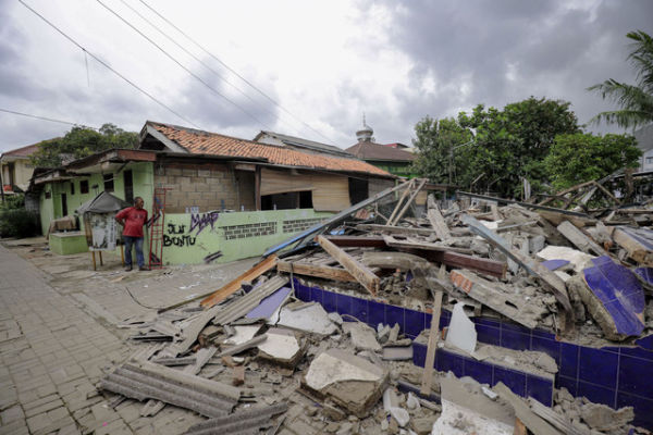 Suasana penggusuran oleh pihak Rumah Sakit Jiwa Soeharto Heerdjan, di kawasan Jelambar, Grogol, Jakarta Barat, Rabu (26/2/2025). Foto: Jamal Ramadhan/kumparan