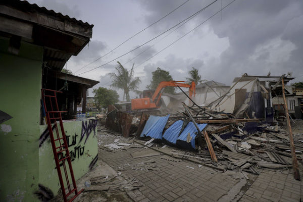 Suasana penggusuran menggunakan alat berat oleh pihak Rumah Sakit Jiwa Soeharto Heerdjan, di kawasan Jelambar, Grogol, Jakarta Barat, Rabu (26/2/2025). Foto: Jamal Ramadhan/kumparan