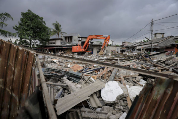 Suasana penggusuran menggunakan alat berat oleh pihak Rumah Sakit Jiwa Soeharto Heerdjan, di kawasan Jelambar, Grogol, Jakarta Barat, Rabu (26/2/2025). Foto: Jamal Ramadhan/kumparan