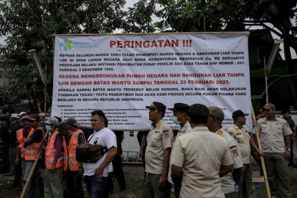 Suasana penggusuran oleh pihak Rumah Sakit Jiwa Soeharto Heerdjan, di kawasan Jelambar, Grogol, Jakarta Barat, Rabu (26/2/2025). Foto: Jamal Ramadhan/kumparan