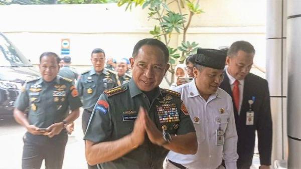 Panglima TNI Jenderal Agus Subiyanto usai menghadiri penandatanganan MoU tentang Kerja Sama Tentang Pemajuan dan Pelindungan HAM di lingkungan TNI di kantor Komisi Nasional Hak Asasi Manusia (Komnas HAM) RI, Jakarta, Senin (28/10/2024).