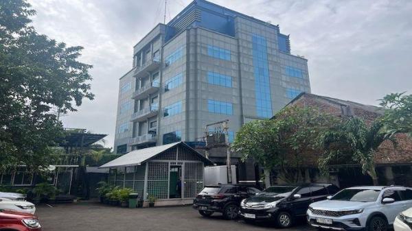 KORUPSI MINYAK MENTAH - Suasana Gedung Globe Building di Jalan Warung Jati Barat, Kalibata, Pancoran, Jakarta Selatan, Rabu (26/2/2025), yang diduga menjadi lokasi perusahaan PT Navigator Khatulistiwa. Pemilik PT Navigator Khatulistiwa Muhammad Kerry Adrianto Riza (MKAR) menjadi tersangka dalam kasus dugaan korupsi tata kelola minyak mentah dan produk kilang di PT Pertamina (Persero), Subholding dan Kontraktor Kontrak Kerjasama (KKKS) periode 2013-2018.