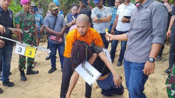 PEMBUNUHAN - Polisi Militer Pomal Lantamal XIV/Sorong melanjutkan proses rekonstruksi ulang kasus pembunuhan Kesya Irene Yola Lestaluhu di Pantai Saoka, Sorong, Papua Barat Daya, pada Kamis (27/2/2025). Dalam rekonstruksi itu tampak tersangka oknum anggota TNI Angkatan Laut (AL) Klas I Agung Suyono Ponidi (23) memperagakan adegan menyeret jasad korban di pantai. 