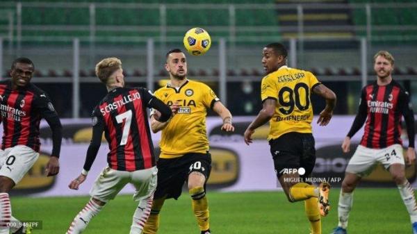 (Dari 2ndL) Penyerang Spanyol AC Milan Samuel Castillejo, penyerang Makedonia Utara dari Udinese Ilja Nestorovski dan bek Udinese dari Belanda Marvin Zeegelaar mengejar bola selama pertandingan sepak bola Serie A Italia AC Milan vs Udinese pada 3 Maret 2021 di stadion San Siro di Milan .
MIGUEL MEDINA / AFP