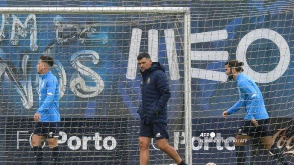 Pelatih kepala FC Porto Portugal Sergio Conceicao (tengah) mengambil bagian dalam sesi latihan di tempat latihan Olival FC Porto, di Vila Nova de Gaia dekat Porto, pada 2 November 2021, menjelang Liga Champions UEFA, Grup B, pertandingan sepak bola melawan AC Milan.