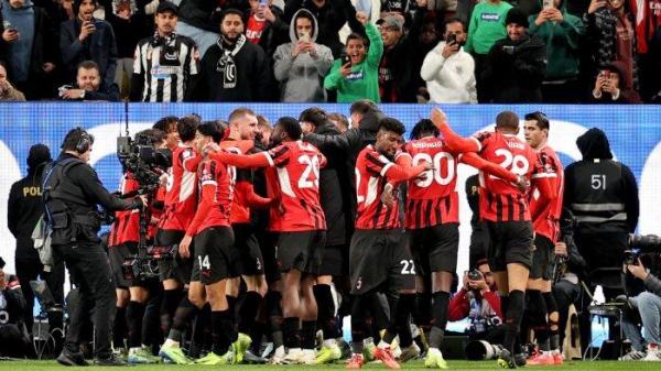 Para pemain AC Milan merayakan gol bunuh diri bek Juventus Federico Gatti dalam pertandingan semifinal Piala Super Italia antara Juventus vs AC Milan di Taman Al-Awwal, Riyadh, pada 4 Januari 2025.