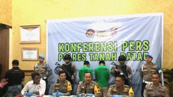 MAYAT DALAM KARUNG: Polres Tanah Datar mengadakan konferensi pers di Mapolres Tanah Datar terkait pengungkapan kasus mayat dalam karung Kamis (27/2/2025).